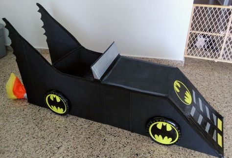 I made this cardboard batmobile for my son's first birthday and it was a total hit! You can even use it for a batman photoshoot!!! Cardboard Batmobile, Batman Photoshoot, Junk Modelling, Car Costume, Batman Diy, Cardboard Box Car, Cardboard Costume, Batman Car, Cardboard Car