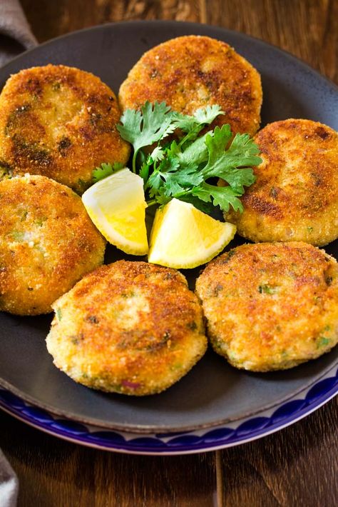 Crispy Golden Potato Cutlets | I Knead to Eat Dinner Ideas Pakistani, Pakistani Spices, Aloo Tikki Recipe, Mashed Potato Patties, Best Lunch Recipes, Aloo Tikki, Potato Cutlets, Dinner Favorites, Pakistani Recipes