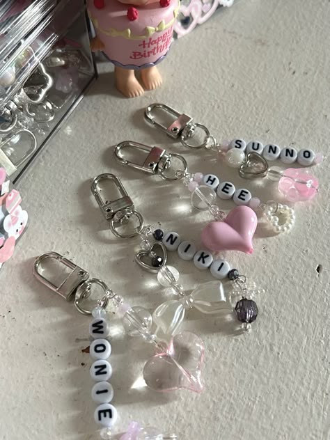 Concert Freebies Ideas, Concert Freebies Kpop Ideas, Kpop Freebies Ideas, Enhypen Keychain, Concert Freebies, Kpop Keychain, Kpop Diy, Backpack Keychains, Bead Charms Diy