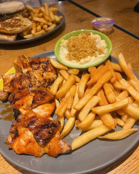 A cheeky little Nando’s…HELLOOOO What do we think of the new Mac & cheese? .⁣ .⁣ .⁣ #cheekynandos #londontakeaway #nandoslife #burgerlife #burgertime #burgerholic #cheekynandos #chickenburger #nandosperiperi #foodgram #nandoschips #takeawayfood #chickenlover #periperichicken #nandoschicken #chicken #sunsetburger #nandos #periperi #discoverunder5k #chickenburgers #periperisauce #nandosfordinner #lovemychickens #nandossauce #nandosuk Nando’s Aesthetic, Nandos Aesthetic, Nandos Chicken Recipe, Nandos Chicken, Nando's Chicken, Personal Vision Board, Peri Peri Chicken, Eating Alone, Food Coma