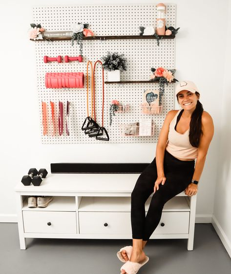 Small Home Gyms, Home Gym Organization, Home Workout Space, Home Gym Storage, Gym Organizer, Gym Storage, Small Home Gym, Chill Out, Mini Gym