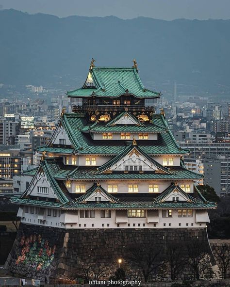 5,497 Likes, 33 Comments - Japan travel and culture (@japantravelculture) on Instagram: “Osaka castle is truly beautiful, have you ever been to Osaka? Comment down 🙌 Follow…” Famous Architecture Buildings, Nagoya Castle, Tokyo Architecture, Beauty Of Japan, Japanese City, Traditional Japanese Architecture, Japanese Castle, Famous Architecture, Japanese Photography