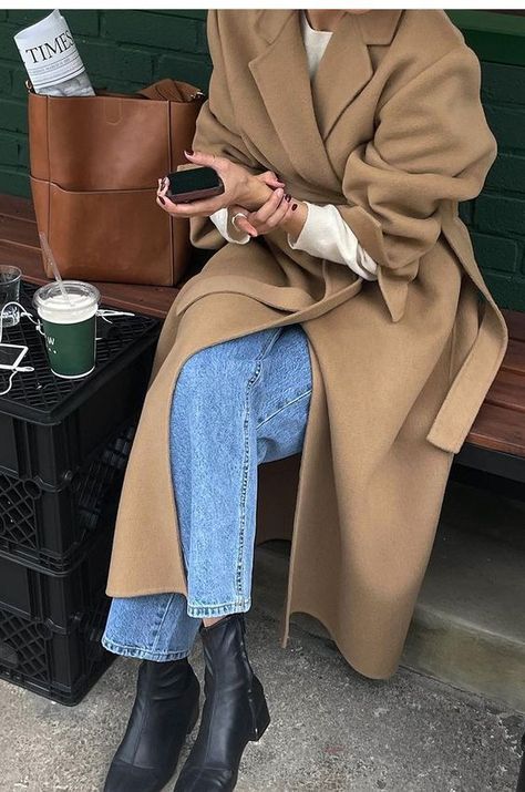 Winter Outfits Camel Coat, Camel Coat Outfit, European Summer Outfits, Nashville Outfits, Elegante Casual, Going Viral, Fall Capsule Wardrobe, Coat Outfits, Mode Inspo