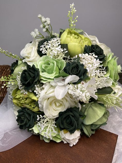 Green Flower Bouquet, Green Themed Wedding, Green Flower, Bridal Bouquets, Themed Wedding, Bridal Bouquet, Emerald Green, Bouquets, Dark Green