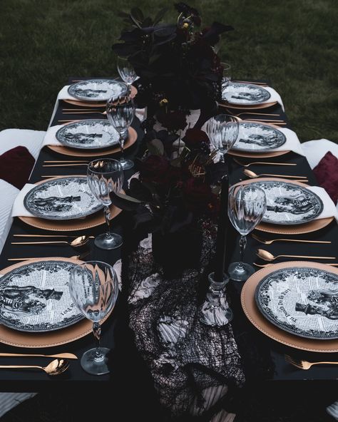 Halloween tablescapes to die for 💀 #dayofthedead #halloweentable #halloweendecor #halloweentablescape #halloweendecorating Beetlejuice Wedding, Wedding Reception Candles, Floral Tablescape, Moody Elopement, Halloween Tablescape, Moody Decor, Autumn Wedding Reception, Medieval Wedding, Beetlejuice Beetlejuice