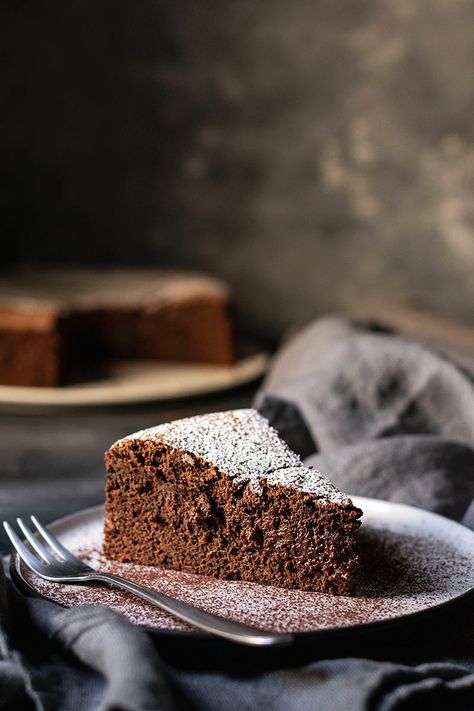 5-ingredient flourless chocolate cake (with no butter) Thermomix, Chocolate Cake No Butter, Tahini Dessert, Cake No Butter, Unprocessed Recipes, Food Photography Cake, Premium Cake, Choco Cake, Food Photography Composition