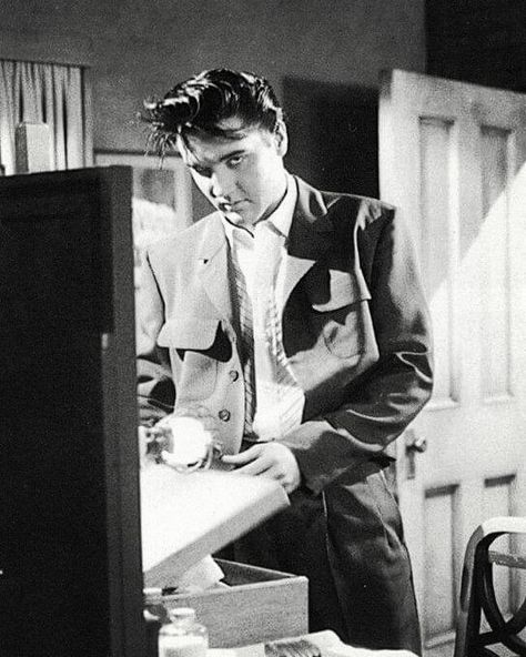 #elvispresley #elvis #50s Elvis 1950s, Elvis Sightings, Elvis Today, The Fisher King, King Creole, Elvis Presley Movies, King Elvis Presley, Young Elvis, Elvis Presley Pictures