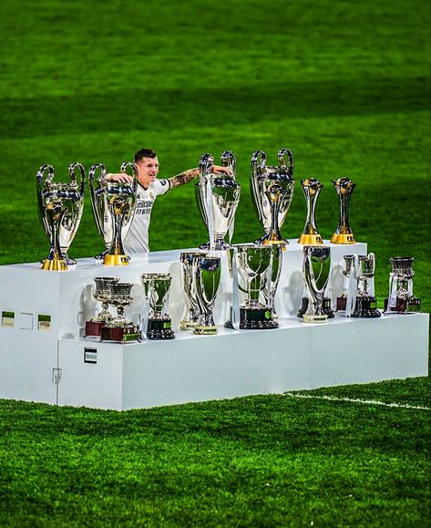 🇩🇪🏆 Toni Kroos with all of his Real Madrid trophies! He signed in the 2014/15 season for €25m. ✨ Real Madrid Trophies, Ronaldo Madrid, Real Madrid Wallpapers, Madrid Wallpaper, Scary Faces, Toni Kroos, كريستيانو رونالدو, Football Players, Real Madrid