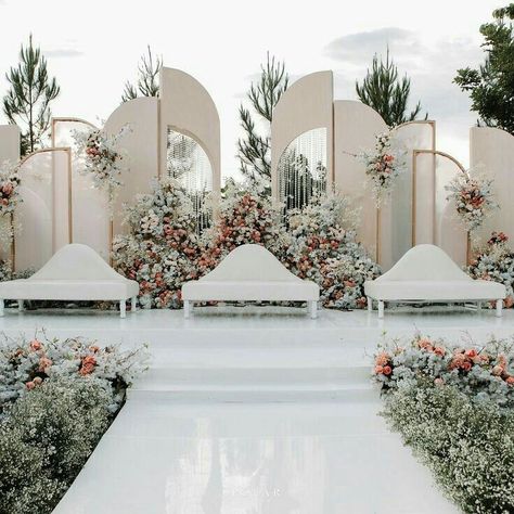 Indoor Wedding Reception Decorations, Pernikahan Outdoor, Indoor Wedding Decorations, Indoor Wedding Reception, Outdoor Wedding Backdrops, Flowers Farm, Nikah Decor, Reception Stage Decor, Wedding Stage Backdrop