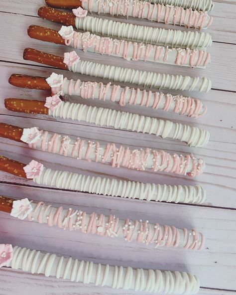 Pink And White Chocolate Pretzels, Pink And White Pretzel Rods, Pink Pretzel Rods, Quince Snacks, Pink Chocolate Covered Pretzels, Fairytale Quince, White Pretzels, Chocolate Covered Pretzel Sticks, Covered Pretzel Rods