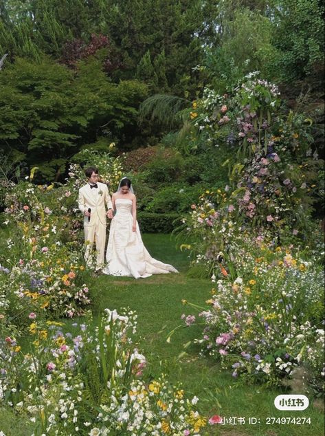 Wedding Lots Of Flowers, Cottagecore Wedding Ceremony, Wedding Field Flowers, Wedding Flower Field, Meadow Inspired Wedding, Wedding Flower Garden, Field Of Flowers Wedding, Wedding In A Field Of Flowers, Meadowscape Wedding