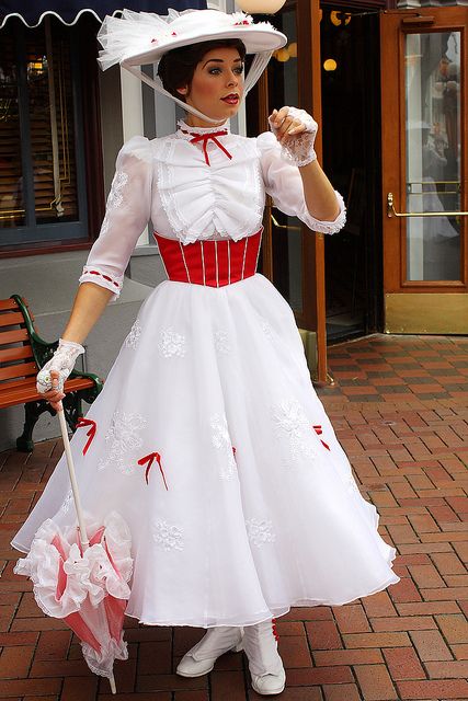 I'm kind of obsessed with being her for Halloween. Marry Poppins Kostüm, Mary Poppins Disfraz, Mary Poppins Jolly Holiday, Mary Poppins Dress, Deco Cinema, Mary Poppins Costume, Carnaval Costume, Red Dress Costume, Diy Kostüm