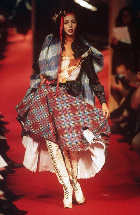 Vivienne Westwood Punk 1970s Fashion, All Plaid Outfit, Gothic Couture Fashion, Vivienne Westwood Runway 90s, High Fashion Punk, 90s Punk Fashion, Westwood Nails, Vivienne Westwood Runway, Vivienne Westwood Punk