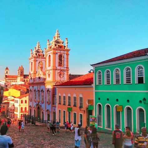 Imagine um lugar que aglomere cultura, história e noites bem agitadas. Esse lugar tem nome: Pelourinho. O ponto turístico mais famoso de Salvador.🇧🇷 Declarado Patrimônio Histórico da Humanidade pela Unesco, o Pelourinho tem vários bares e restaurantes, diversos teatros e museus e, claro, lojas, muitas lojas! 🧡 O Pelô (como é popularmente conhecido) está localizado no Centro Histórico de Salvador e ostenta sua linda e imensa ladeira mundialmente famosa. 💚 Ainda no Pelourinho, o turista vai en Drawing Projects, Ferry Building, Ferry Building San Francisco, Taj Mahal, San Francisco, Building, Travel, Anime