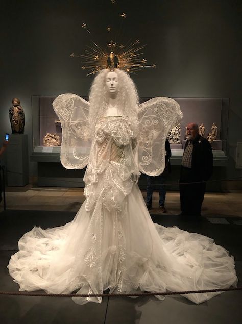 The Wonder of Heavenly Bodies — Met Gala Exhibition Leaves Quite an Impression: This Melding of Catholics and Fashion Will Not Be Forgotten Heavenly Bodies Fashion, Bodies Exhibit, Gala Themes, Met Gala Outfits, Gala Ideas, Heavenly Bodies, Angel Outfit, Trendy Halloween, Costume Institute