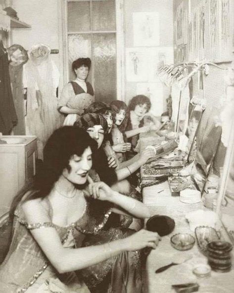 Girls Dressing Room, At The Moulin Rouge, Moulin Rouge Paris, The Moulin Rouge, Anna Pavlova, Buster Keaton, Strange Photos, Historical Photos, Dressing Room