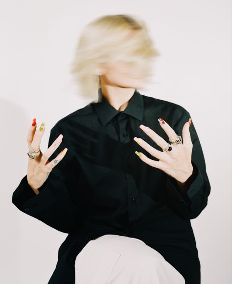 Motion blur in studio on woman on white backdrop Blurry Portrait Photography, Creative Motion Blur Photography, Blur Portrait, Motion Blur Portrait, Motion Blur Fashion Photography, Motion Portrait, Blured Portrait Background, Motion Blur Wedding Photos, Black And White Motion Blur