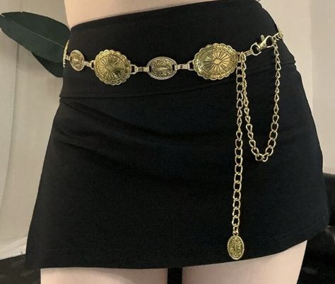 Gucci Belt Aesthetic, Chain Belts Outfit, Belt Chain Outfit, Waist Chain Outfit, Gold Belt Outfit, Chain Belt Outfit, Berlin Outfit, Belts Aesthetic, Skirt Chain