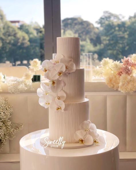 Modern Chic Wedding Cake, Nikkah Details, Elegant Modern Wedding Cake, Trendy Wedding Cake, Destination Wedding Cake, Classy Wedding Cakes, Green Wedding Decorations, Wedding Cake Options, Extravagant Wedding Cakes