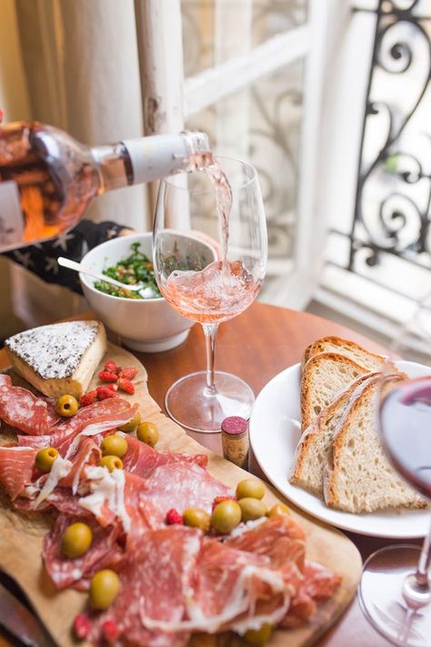 Perfect rosé wine and food matches for all occasions. Discover what foods pair with dry, off-dry and sparkling rosé wines. Foodie Travel, Recetas Keto, Wine Food Pairing, Think Food, Food Experiences, Food Pairings, Wine Pairing, Wine And Dine, Tgif