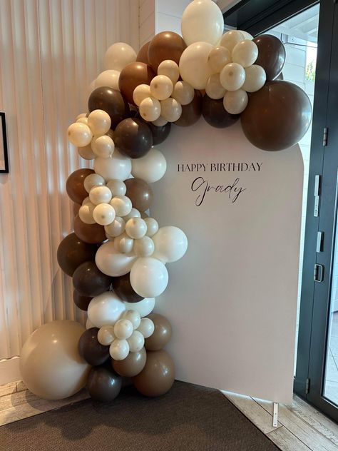 Organic garland on arch Balloon Garland Rectangle Backdrop, Brown And Cream Balloon Garland, Nursing Balloon Arch, Half Balloon Arch Backdrop, Brown Balloons Decoration, Brown Birthday Decorations, Nude Balloon Arch, Nursing Decorations, Shades Of Brown Party