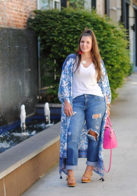 Ripped Jeans With Long Blue Kimono | Plus Size Fashion Maxi Kimono Outfit, Kimono Outfit, Plus Size Kimono, Maxi Kimono, Look Plus Size, Plus Size Fashion For Women, Curvy Girl Fashion, Trend Fashion, Curvy Outfits