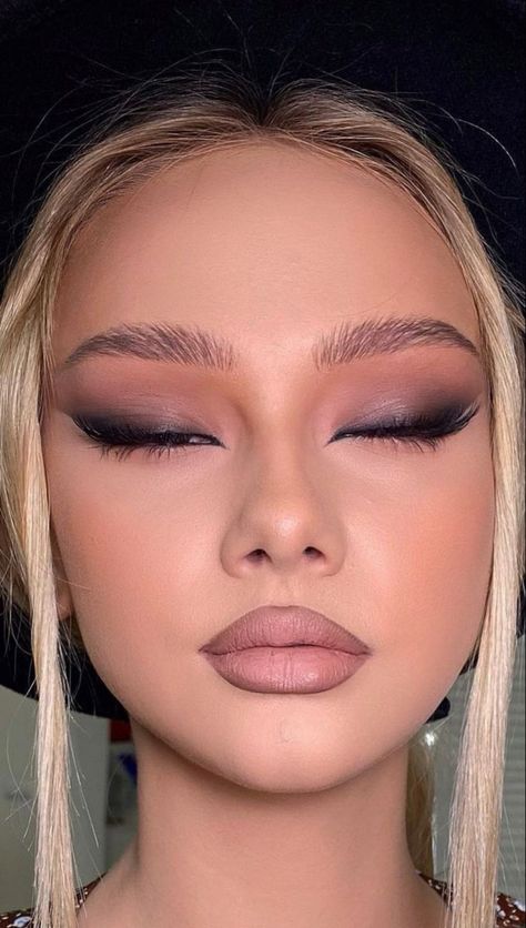 Heavy Makeup Look Eyeshadows, Simple Makeup With Lashes, Edgy Bride Makeup, Make Up For Prom Night Makeup Ideas, Hobo Makeup, Bratz Makeup Inspired, Night Club Makeup Looks, Soft Glam Prom Makeup, Sultry Makeup Looks