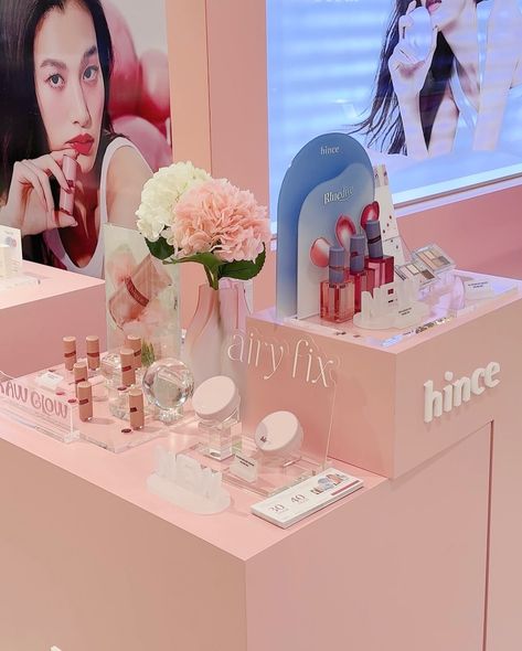 Hince Pop-up store 🤍🎀🤍 @hince_official_vn @hince_official #hince #kbeauty #popupstore Beauty Pop Up Store, Charlotte Tilbury Pop Up Store, Barbie Pop Up Store, Cosmetics Display Stand Beauty, Perfume Pop Up Store, Lancome Idole, Stand Feria, Visual Merchandiser, Visual Merchandising Displays