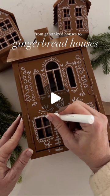 How To Paint Gingerbread House, Gingerbread Ceramic House, Gingerbread Paint Color, Gingerbread House Painting Ideas, Painted Gingerbread Houses On Wood, Ceramic Christmas Decorations Diy, Ginger House Decoration, Painting Gingerbread Houses, Painted Gingerbread Houses