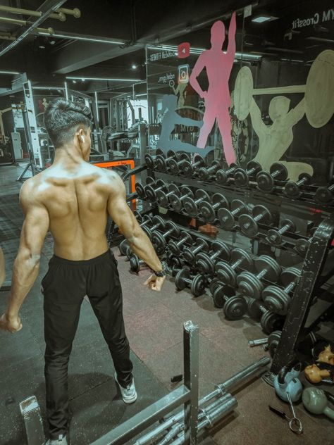 Back workout Jym Pics, Gym Boy Pic, Gym Poses For Men, Gym Pics Men, Indian Gym, New Pose, Gym Pics, Jeff Seid, Men Haircut Curly Hair