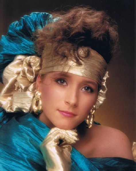 21 Horrifying Glamour Shot Fails 1980s Glamour, Celebrity Dogs, Awkward Photos, Awkward Family Photos, 80s Hair, Glamour Photo, Glamour Shots, Bad Hair, 80s Fashion