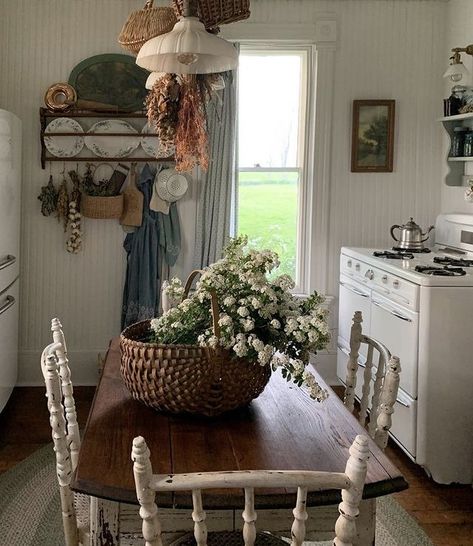 Cottagecore Home, Victorian Cottage, Cottage Kitchens, Farm Kitchen, Cozy Kitchen, Cottage Living, Cozy Cottage, Dream Decor, Slow Living