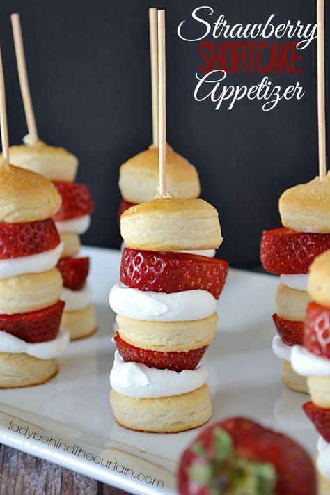 Serve the unexpected with this Strawberry Shortcake Appetizer!  Planning a party and only serving appetizers?  Most guests will expect the appetizers to be Strawberry Shortcake Kabobs, Dessert Strawberry, Sandwich Bar, Fingerfood Party, Super Party, Food Party, Ideas Food, Food Dessert, Fun Kids Food