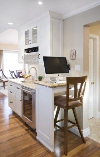 Computer table Small Kitchen Inspiration, Computer Nook, Kitchen Desks, Desk Areas, Classic Kitchen, Smart Kitchen, Transitional Kitchen, Built In Desk, Kitchen Photos