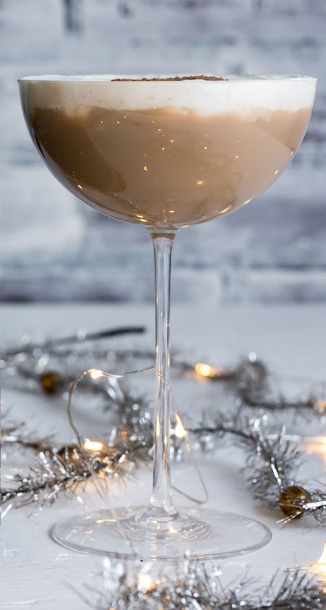 Christmas Coffee Rum Cocktail www.pineappleandcoconut.com #Drinkmas Christmas Baileys Cocktails, Rum Cocktails Winter, Coffee Rum Cocktails, Drinks Nonalcoholic Easy, Winter Beverages, Umbrella Drinks, Holiday Cocktails Christmas, Christmas Cocktails Easy, Snowy Pinecone