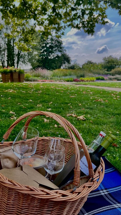 #summer #picnic #food #wine #aesthetic Food Basket Aesthetic, Picnic Wine Aesthetic, Wine Picnic Aesthetic, Picnic Basket Aesthetic, Summer Wine Aesthetic, Picnic Wine, Summer Picnic Food, Wine Aesthetic, Wine Picnic