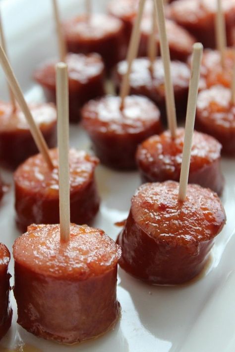 This easy Crock Pot Bourbon Glazed Kielbasa Recipe is the perfect party appetizer! The slow cooker does all the work and you get to serve a delicious recipe everyone will love. Bruschetta Board, New Year's Eve Appetizers, Kielbasa Recipes, Fingerfood Party, Tailgate Food, Football Food, Snacks Für Party, Kielbasa, Crock Pot Cooking