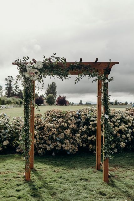 Simple Wedding Arch Garden Trellis Wedding Arch, Rustic Wedding Arch Flowers, Square Wedding Arbor, Archway Decor Wedding, Wedding Lots Of Greenery, Simple Arch Flowers, Flowers On Arbor For Wedding, Minimalist Arbor Wedding, Simple Greenery Wedding Arch