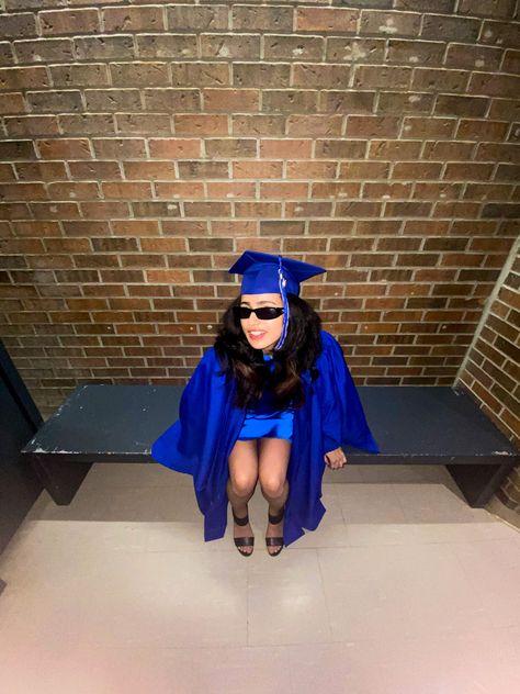 graduation day pic idea Best Graduation Pictures, Cool Graduation Photoshoot, Graduation Instagram Pictures, Filipino Graduation Pictures, Aesthetic Graduation Photoshoot, Scientist Graduation Pictures, Grunge Graduation Pictures, Alt Graduation Pictures, Night Time Graduation Photos