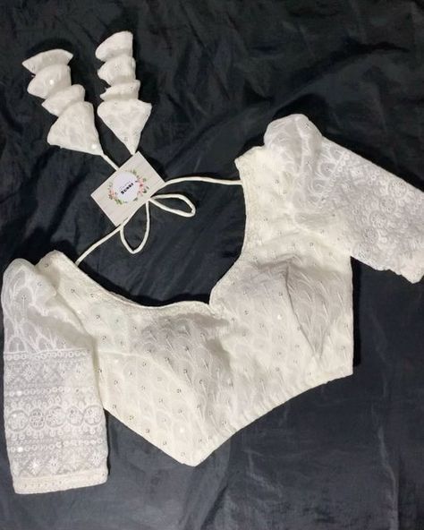 White Cotton Saree Blouse Designs, White Blouse Back Designs, Designer White Blouse, Trending Blouse Patterns, White Colour Blouse Designs Latest, White Blouse Back Neck Designs, White Blouse Designs For Saree Silk, Off White Blouse Designs For Saree, White Blouse Ideas