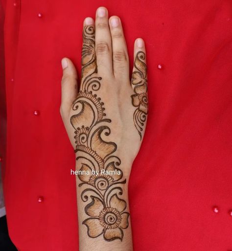 Arabian Back Hand Mehndi Design, Simple Mehndi Designs Easy Front Hand Bell, Mehndi Bel Design Easy, Bel Henna Designs, Simple Mehndi Bel Design, Easy Bail Mehndi Design, Bel Mehandi Designs For Hands Simple, Arabic Bel Mehndi Designs, Bel Mehndi Designs Front Hand Simple