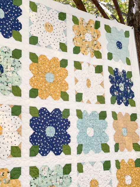 Daisy Fields – Summer Blossoms Quilt – Riley Blake Designs Wildflower Quilt, Daisy Fields, Daisy Field, Quilts Ideas, Diy Sewing Projects, Riley Blake, Riley Blake Designs, Quilt Sewing, Quilting Designs