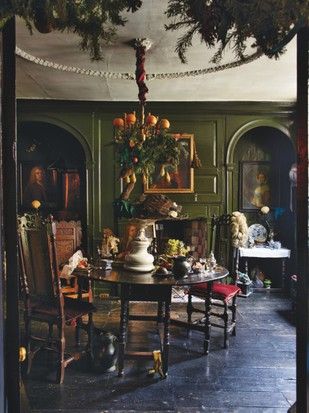 The dining room in Dennis Severs' House with a dark wood table, dark green walls, oil paintings and a chandelier adorned with greenery and oranges Georgian Christmas, Dark Dining Room, Dining Room Victorian, Green Dining Room, Victorian Parlor, Georgian Homes, House Inside, Designers Guild, Time Capsule