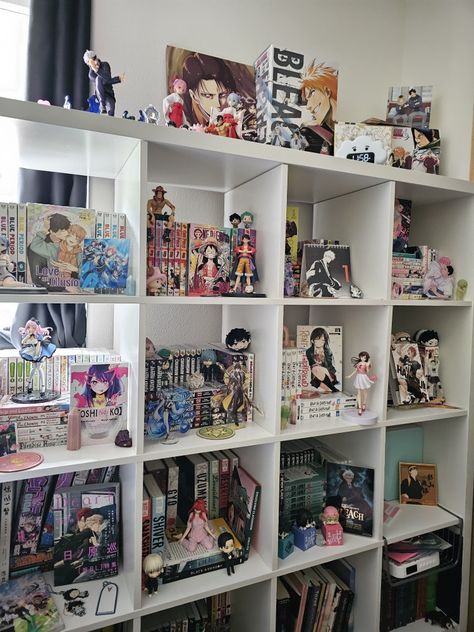 Manga Cube Shelf, Redesign Room Ideas, Room Shelfs Aesthetic, Manga Shelf Inspiration, Cool Anime Room Ideas, Manga Collection Ideas, One Piece Manga Shelf, Manga Shelves Ideas, Anime Shelf Decor