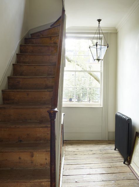 Foto Scale, Farmhouse Staircase, Farmhouse Stairs, Attic Room, Staircase Remodel, Mini Stuff, Stair Case, Wooden Stairs, Wood Stairs