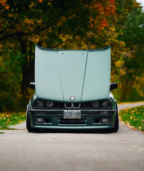 Green Cars Aesthetic Wallpaper, Bmw E30 M3 Wallpapers, Bmw E30 Aesthetic, Bmw E30 Wallpapers, Bmw 318is E30, Bmw E30 Cabrio, Bmw E30 325, Bmw Compact, Bmw 2002 Tii