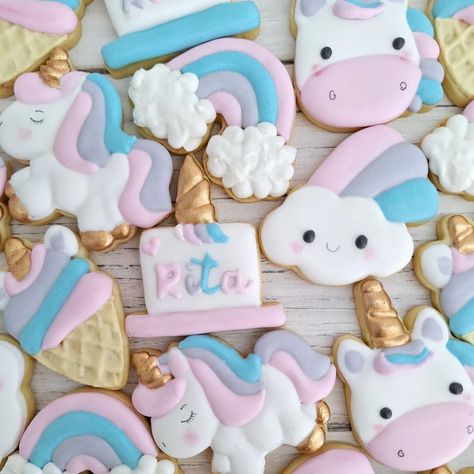 🦄Muchas mini cookies con temática de Unicornio, que viajaron para el cumpleaños de Rita.. 🦄 Este, es el tamaño más lindo!🩷 🌈 #unicornio #cookiesdecoradas #minicookies #unicornminicookies #royalicing #galletasdecoradas #unicornparty #fiestadeunicornios #galletaspersonalizadas #instacookies #cookiesofinstagram #cookies #cookiescomodoro #cakepleasecr #comodororivadavia Cookies Decoradas, Mini Cookies, Decorated Cookies, Royal Icing, Cookie Decorating