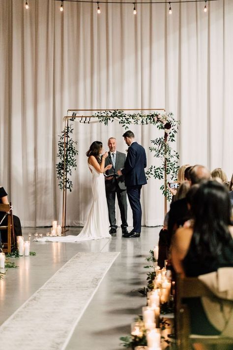 Ceremony Decorations Minimalist, Small Indoor Ceremony Decor, Wedding Ceremony Set Up Indoor, Simple Wedding Arch Indoor, Minimalistic Wedding Arch, Modern Wedding Ceremony Backdrop, Minimalist Indoor Wedding, Warehouse Wedding Decor, Wedding Alter Ideas Indoor