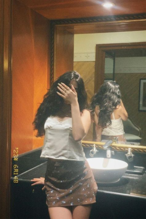 Aesthetic Poses In Mirror, How To Click Mirror Selfie, Mirror Pic Story Ideas, Mirror Selfie Inspo Aesthetic, Birthday Mirror Selfie, Standing Mirror Poses, Bathroom Mirror Photoshoot, Standing Poses For Pictures, Ig Poses Photo Ideas Standing