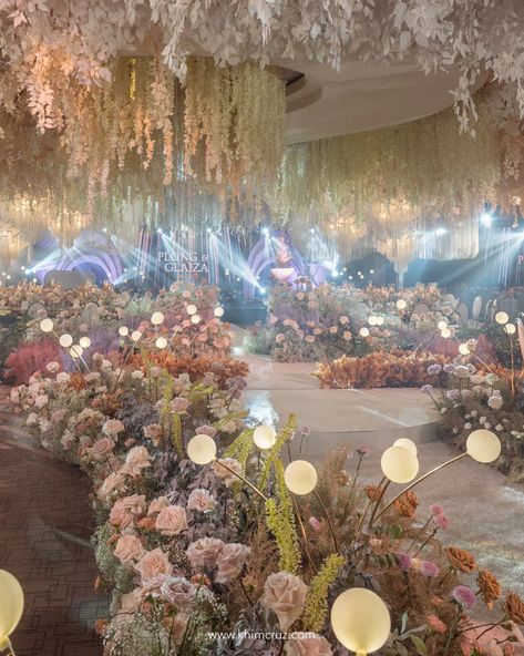 Angelic Wedding Reception, Aisle Garden Wedding, Dreamy Party Decorations, Elegant Debut Theme, Modern Wedding Venue Decor, Debut Motif Ideas, Debut Venue Design, Elegant Wedding Motif, Garden Debut Theme